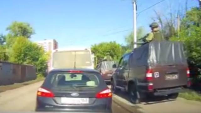 Видео: военные обогнали пробку по обочине дороги в Самаре. РЕН ТВ
