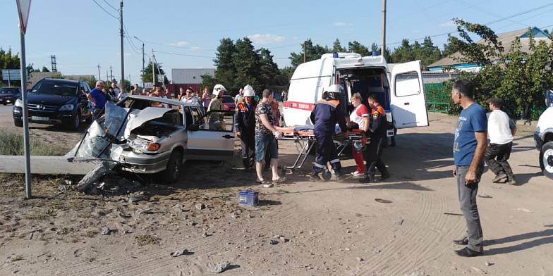 В станице Вёшенской машина врезалась в ЛЭП, пострадал водитель
