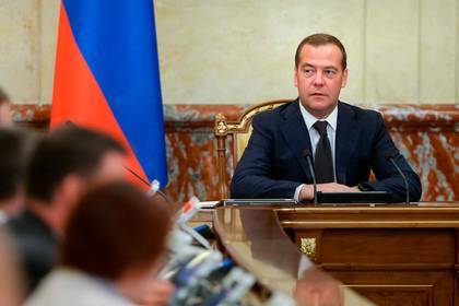 Медведев призвал усилить работу над сертификацией экспортных товаров