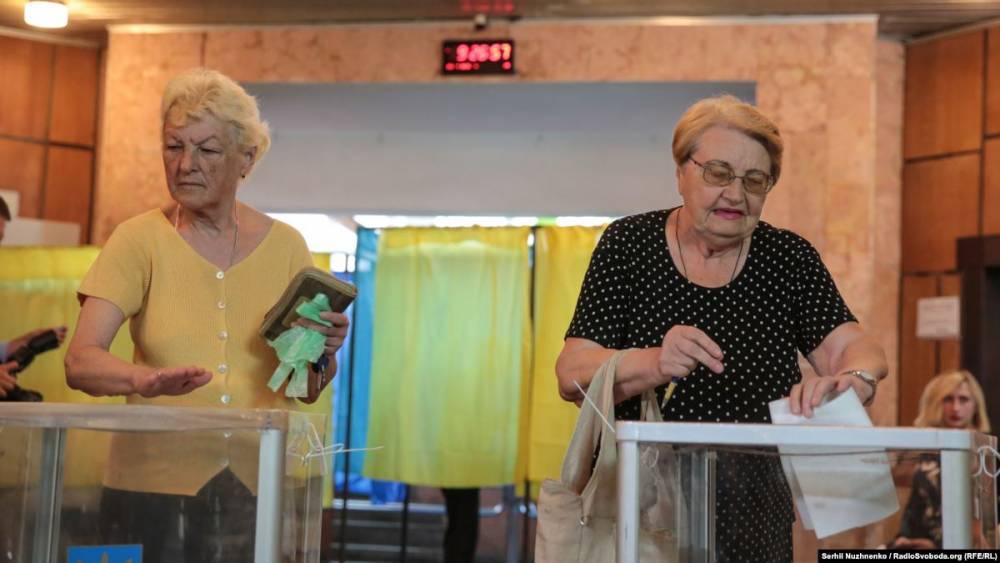Партия Зеленского "Слуга народа" выигрывает выборы в Раду