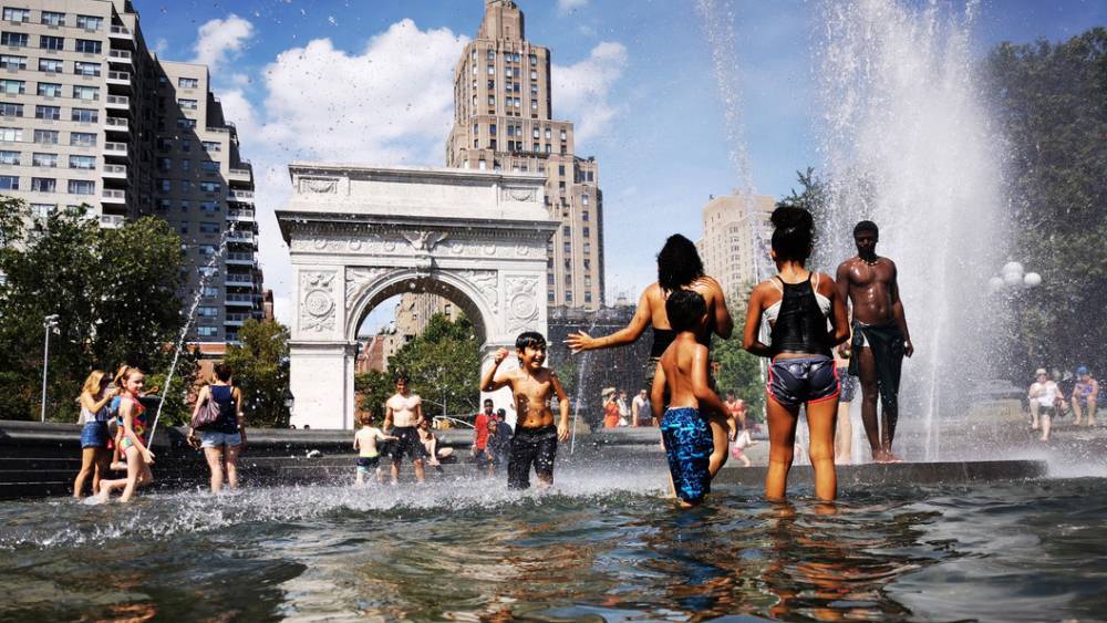 Лишенные кондиционеров в 38-градусную жару жители Нью-Йорка спасаются в фонтанах