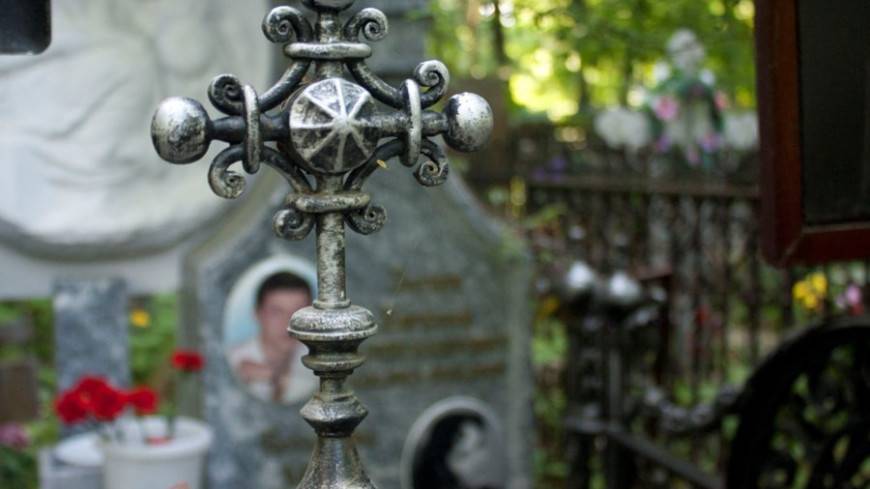 Названы самые популярные и самые необычные эпитафии на могилах россиян