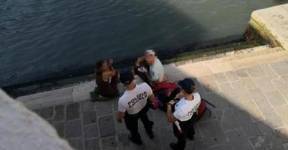 Туристы приготовили кофе на мосту в Венеции и были изгнаны из города