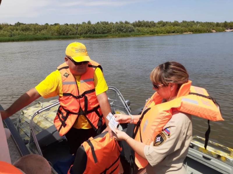 В Астрахани спасли семью и собаку с тонущей лодки