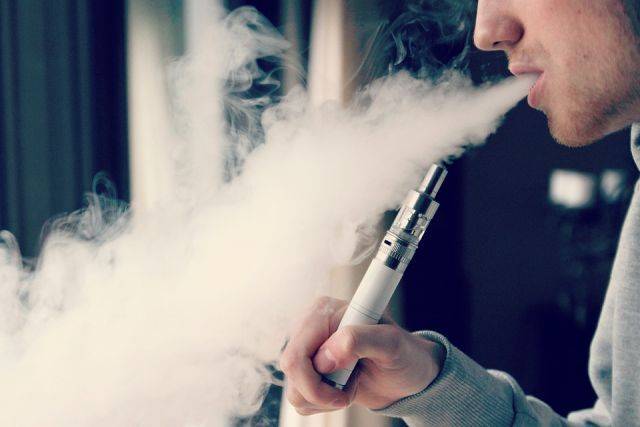 Кабмин одобрил распространение антитабачного закона на электронные сигареты