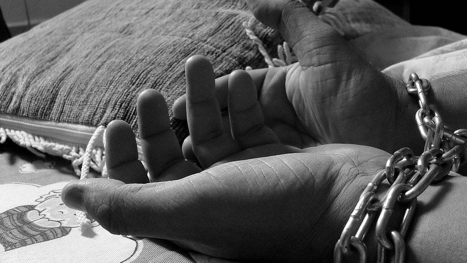 Житель Кубани посадил 10-летнего ребенка на цепь в сарае