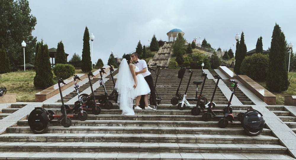 Свадебный кортеж из самокатов в Алматы: молодожены рассказали о своей необычной свадьбе (видео)