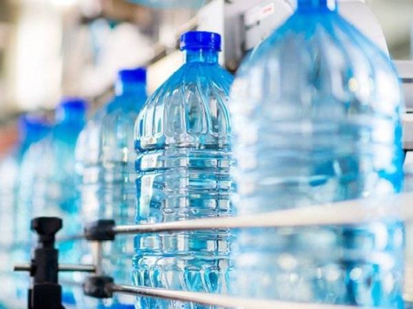 Депутат Госдумы предложил ограничить наценку на питьевую воду