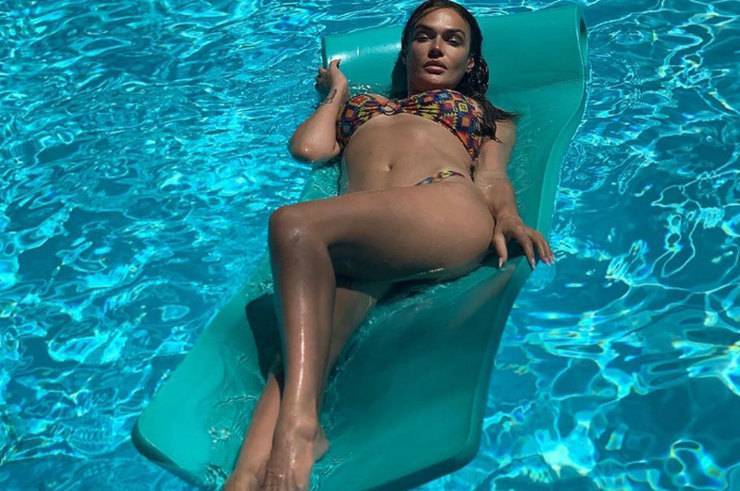 Алена Водонаева в модном бикини искупалась в бассейне — Информационное Агентство "365 дней"