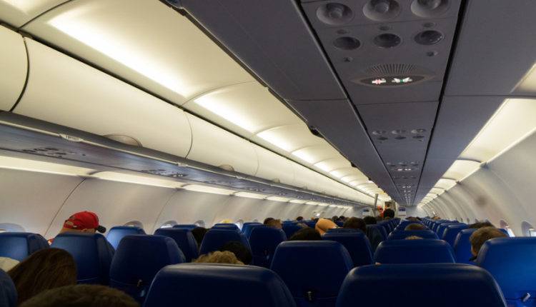 Летевший в Прагу самолет вернулся в Москву из-за пожара на борту