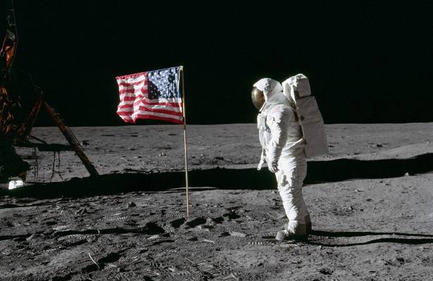 Российский историк привел доказательства высадки американцев на Луну