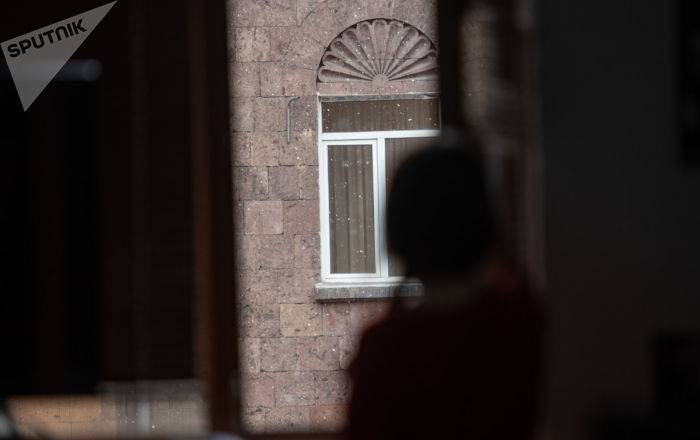 В Армении мужчина выбросился из окна – инцидент произошел на глазах детей