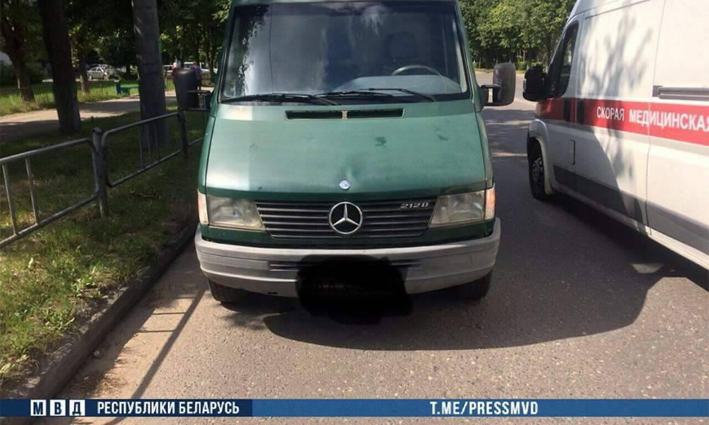 В Барановичах грузовой микроавтобус сбил на пешеходном переходе мать с дочерью. Девочка умерла