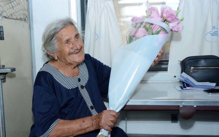 Из Еревана в Батуми на поезде в 90 лет: в ЮКЖД рассказали о чудо-бабуле