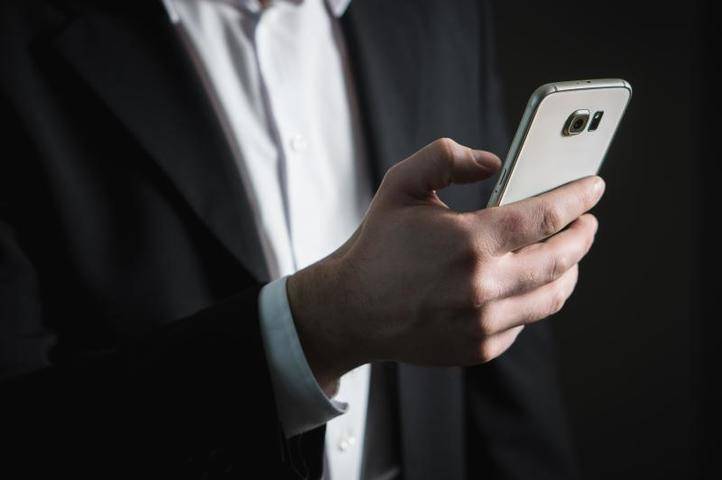 Банковским служащим запретят пользоваться смартфоном на работе