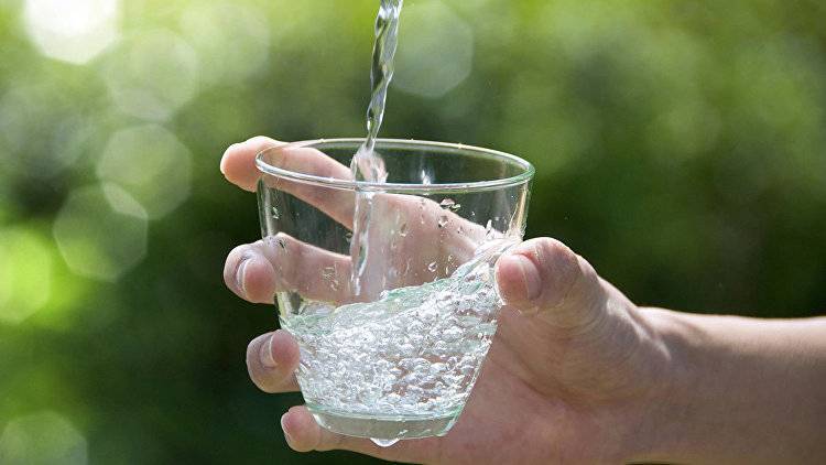 В каждой четвертой бутылке питьевой воды в России - вода из крана