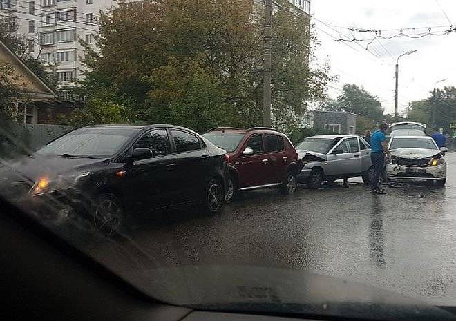 На улице Островского четыре машины столкнулись «паровозиком»