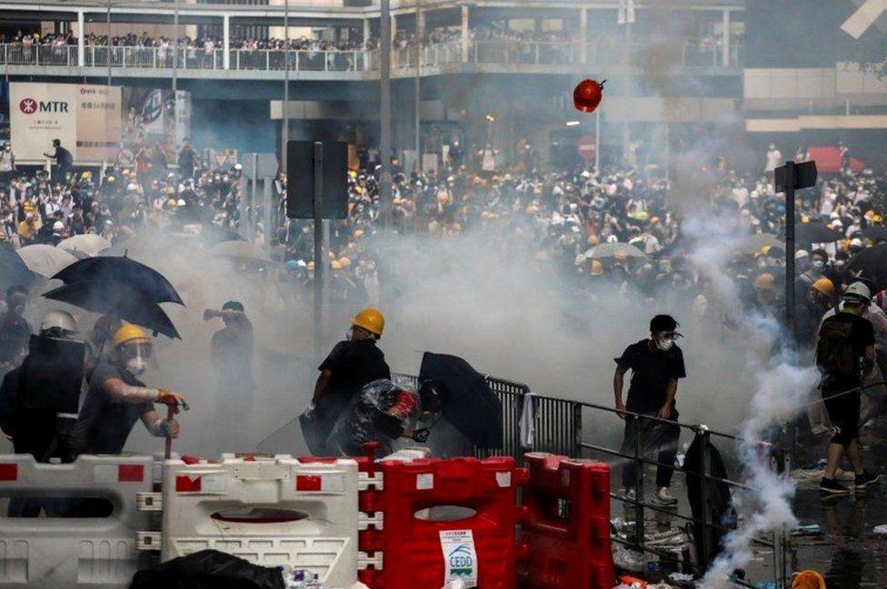 На протестующих в Гонконге напали неизвестные хулиганы