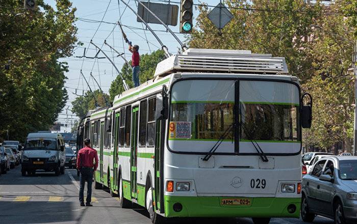 В Ереване троллейбус сбил пешехода на загруженном перекрестке