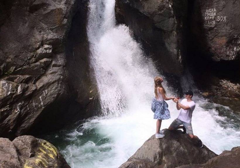 Фото дня: В Бурятии неизвестный сделал предложение своей избраннице у водопада