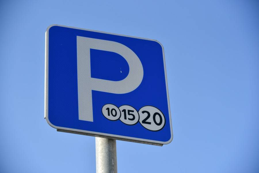 В Федерации автовладельцев России поддержали идею сузить парковочные места