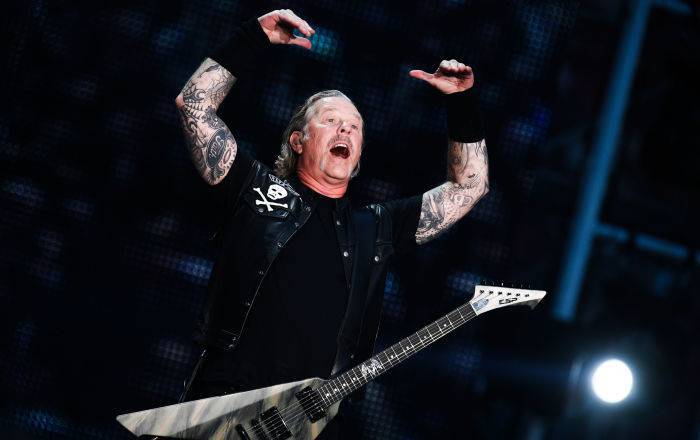 Зал сначала онемел, а потом орал в истерике: Metallica спела в Москве "Группу крови" Цоя