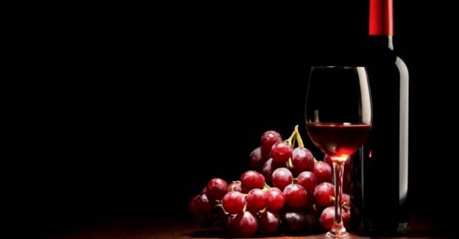 Ученые: c возрастом выпить бокал вина важнее, чем делать упражнения
