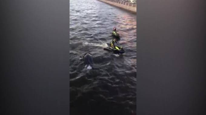 Видео: Гидроциклист врезался в теплоход на Фонтанке - piter.tv - Санкт-Петербург