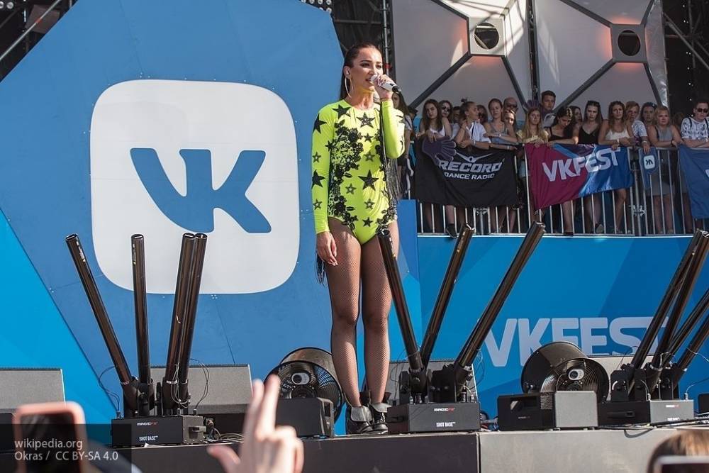Гости VK Fest обвинили Бузову в том, что она пела под фонограмму