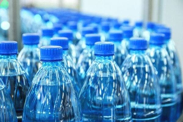 Эксперты сообщили о подделке до 80% питьевой воды в России