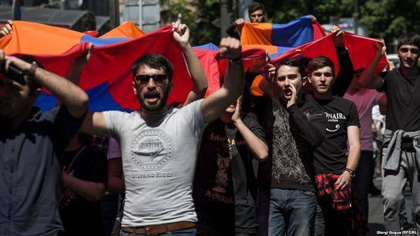 Армения в ступоре. Как будет продолжаться «бархатная революция»?