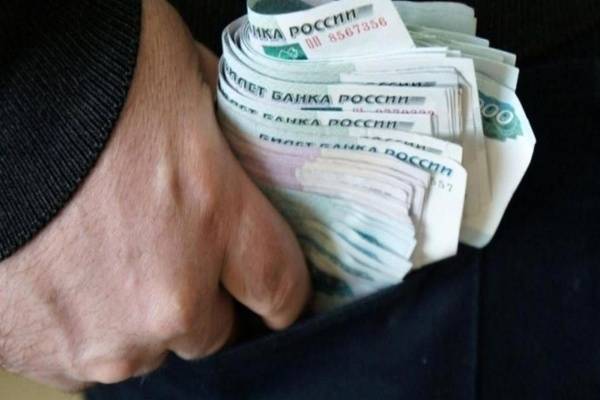 Неизвестный украл у москвича 4,4 млн рублей на улице