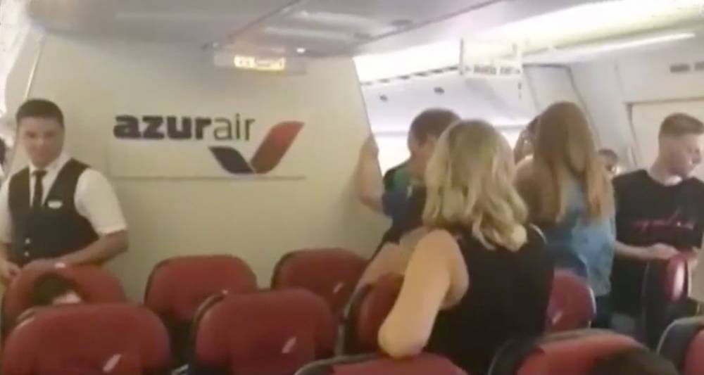 Azur Air пообещал проинформировать о причинах задержки рейса Москва – Анталья