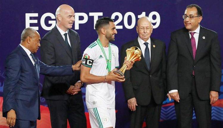 Футболисту сборной Алжира могут запретить въезд в Египет за отсутствие манер