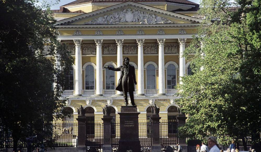 Реставраторы вернут блеск памятнику Пушкину на площади Искусств