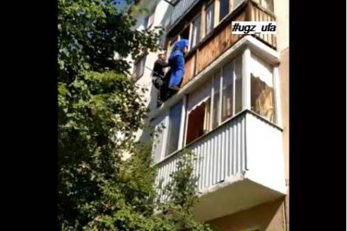 В Уфе женщина выпала из окна балкона // ОБЩЕСТВО | новости башинформ.рф