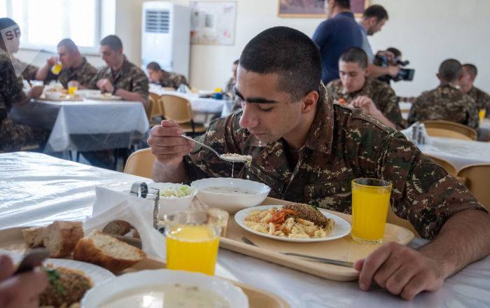 Армянских солдат освободят от нарядов по столовой и будут кормить только местным