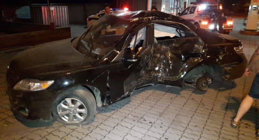 Водитель разбил арендованную машину, врезавшись в дерево в Алматы (фото)