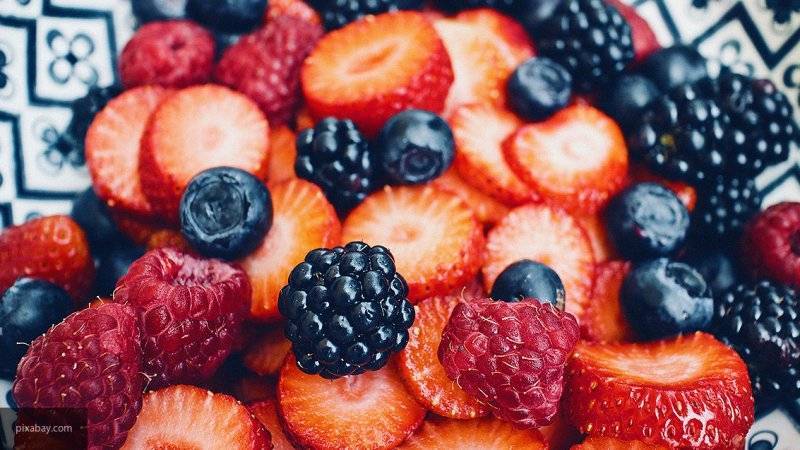 Роспотребнадзор рассказал россиянам, как определить качество ягод и фруктов
