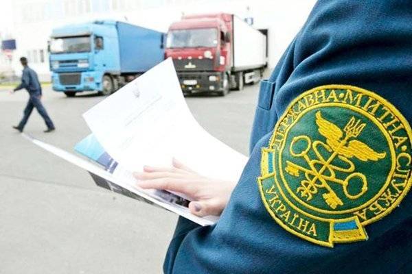Таможенники Киева обнаружили около 100 картин в грузовике из Франции