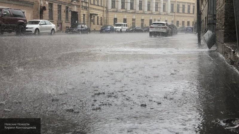 Сильный ливень внезапно настиг солнечный Петербург
