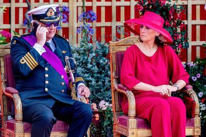 Принц Бельгии проигнорировал гимн страны из-за смартфона