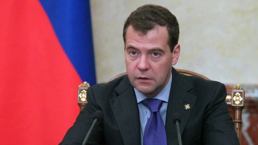 Медведев возмутился словам хабаровского губернатора о сгоревшем лагере