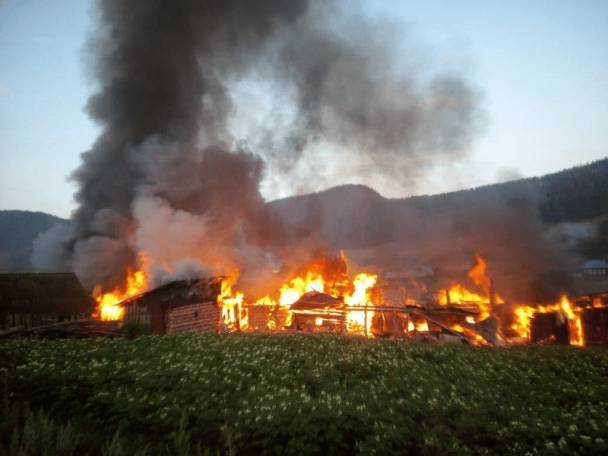 Крупный пожар в Башкирии оставил семью без крыши над головой