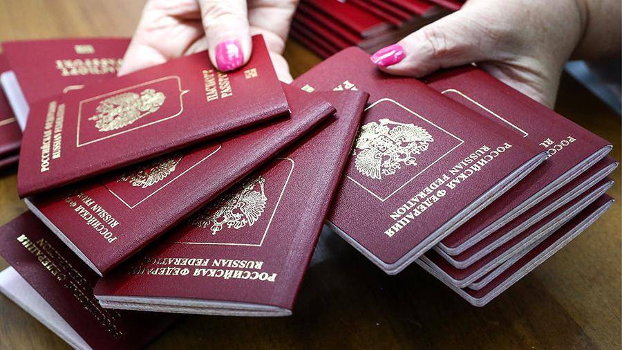 РФ ответит на возможные санкции за выдачу паспортов жителям Донбасса
