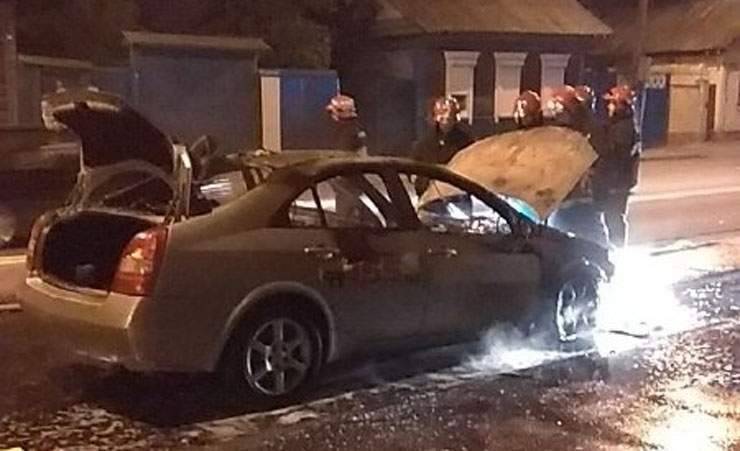 Ночью на Полесской сгорел автомобиль такси — фото, видео