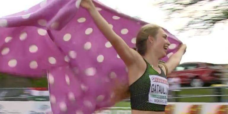 Российская спортсменка после победы на ЧЕ пробежала круг почета с пледом в горошек вместо флага РФ