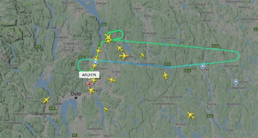 Самолет Осло – Москва приземлился в аэропорту вылета