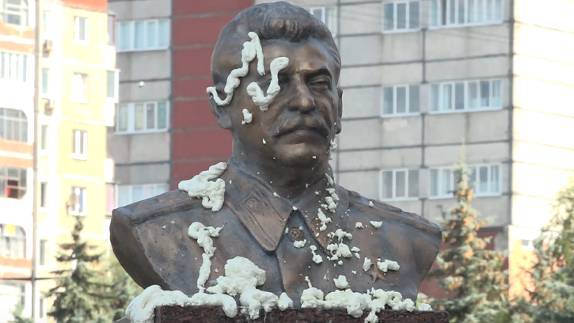 В Липецке неизвестные облили пеной памятник Сталину и попытались взорвать дверь офиса КПРФ