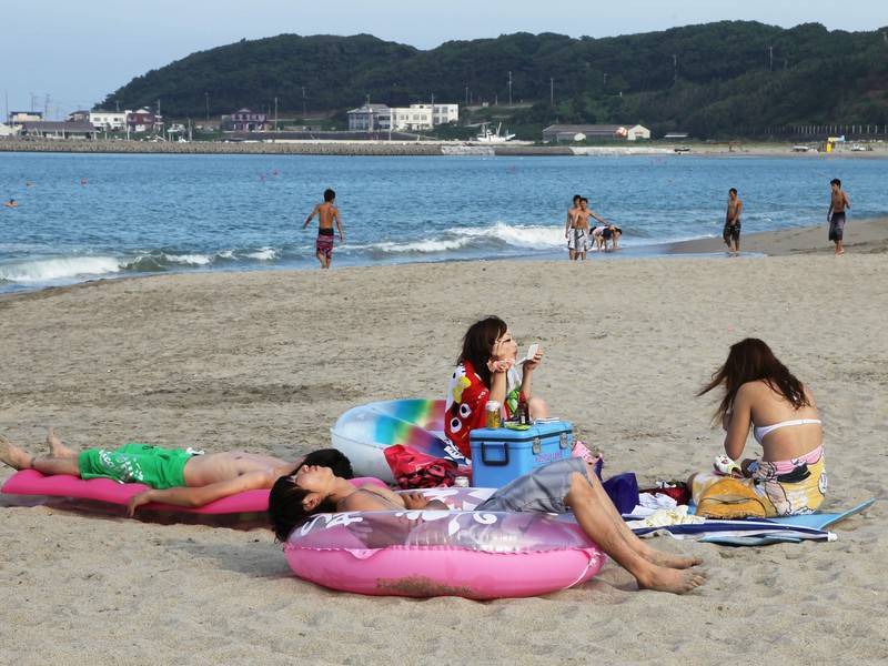 Пляж возле АЭС «Фукусима» открылся в Японии